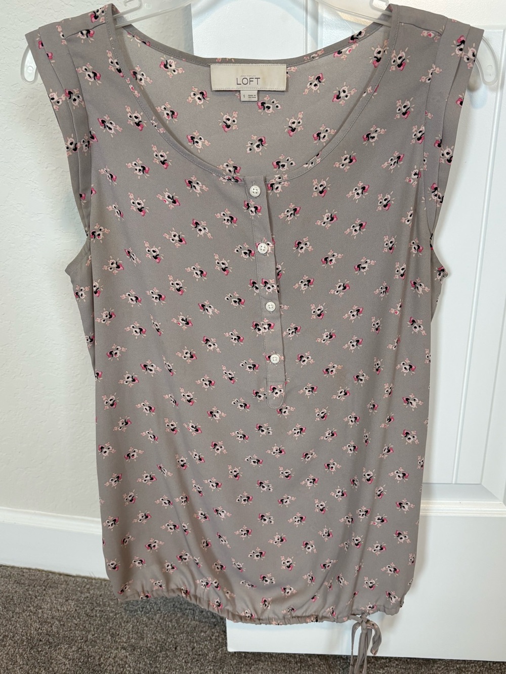LOFT Gray Top w Pink Floral Print Small